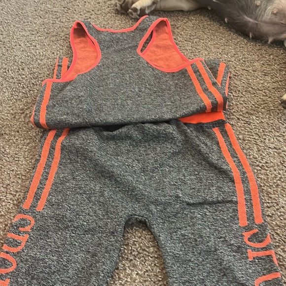 2 pairs of leggings with matching racer back tank - Picture 7 of 8